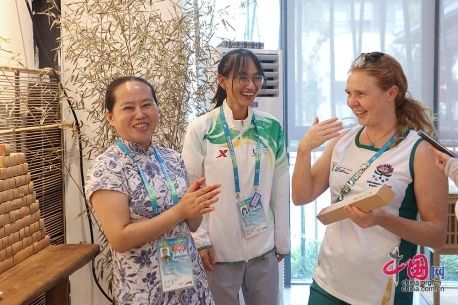 青春主场|架起交流的桥梁 世界青年大运村内“沉浸式”体验中国传统文化