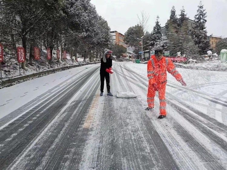 重庆仙女山再降大雪 景区多种措施保障游客尽情耍雪